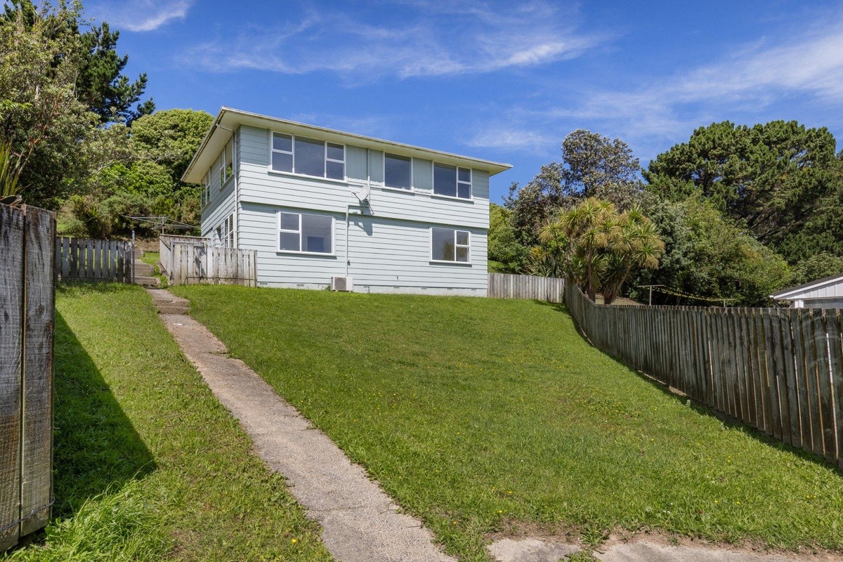 8 Penguin Grove, Waitangirua, Porirua - Carousel 1