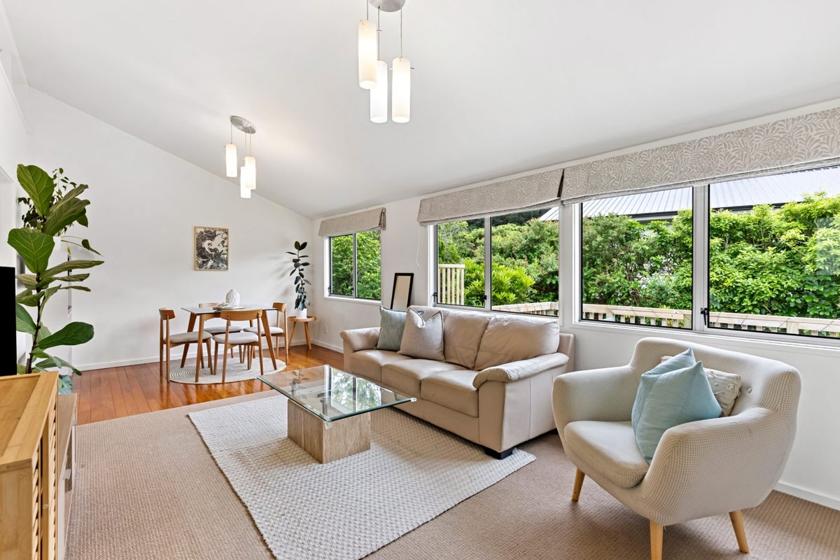 88 Larsen Crescent, Tawa, Wellington - Carousel 1
