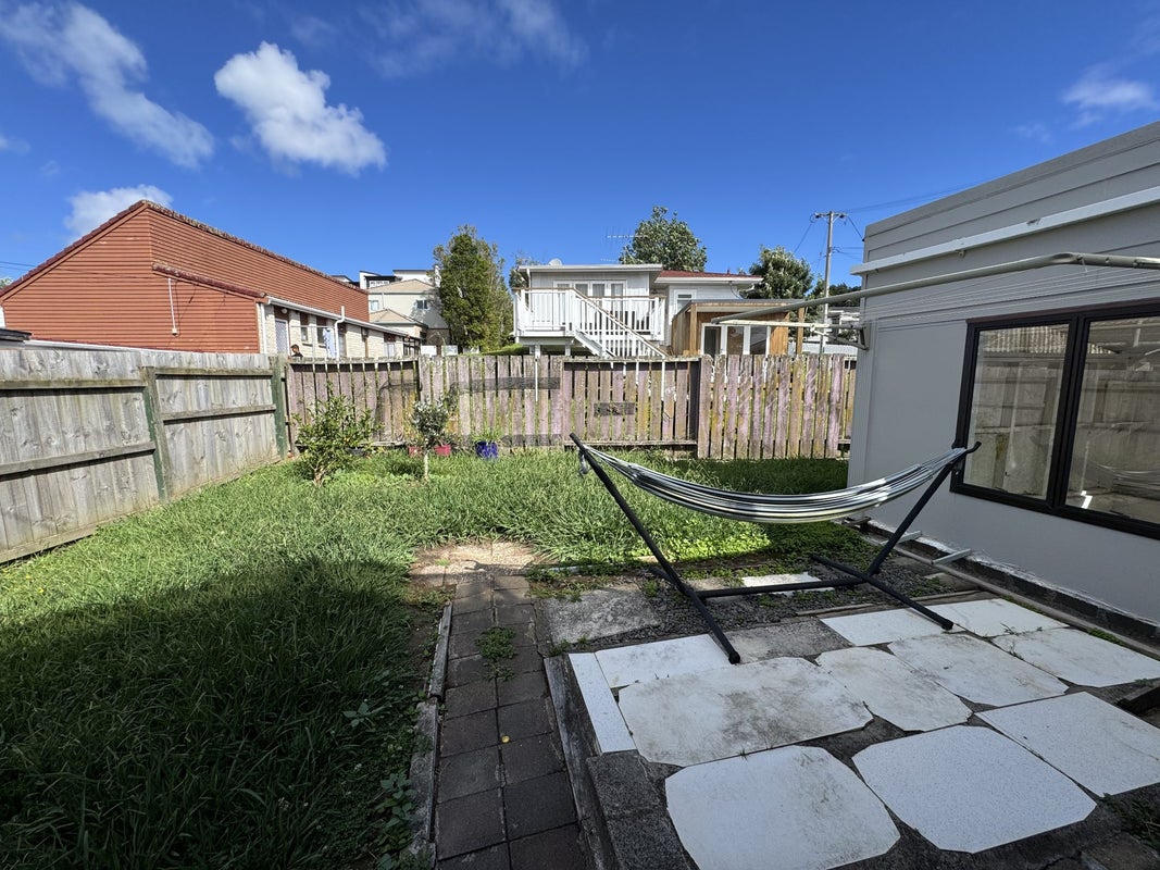 1/19 College Road, Northcote, Auckland - Carousel 19