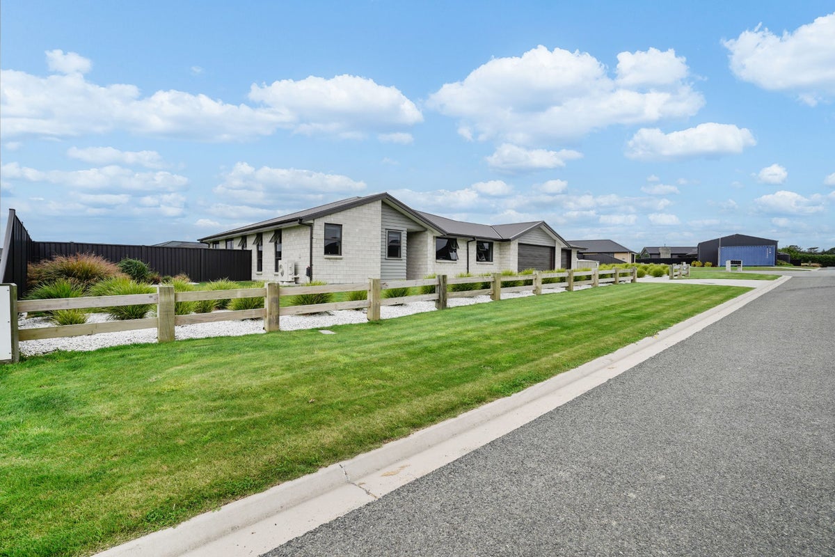 15 Chatham Rise, Seaward Bush, Invercargill - Carousel 1