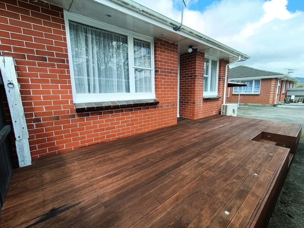 3/11 Sutherland Avenue, Silverstream, Upper Hutt - Carousel 1