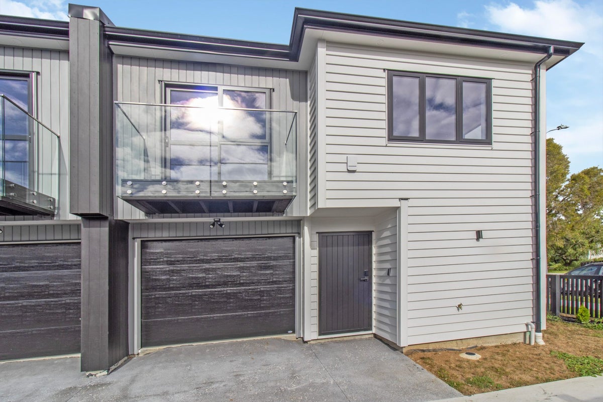8 Benton Place, Manurewa, Auckland - Carousel 2