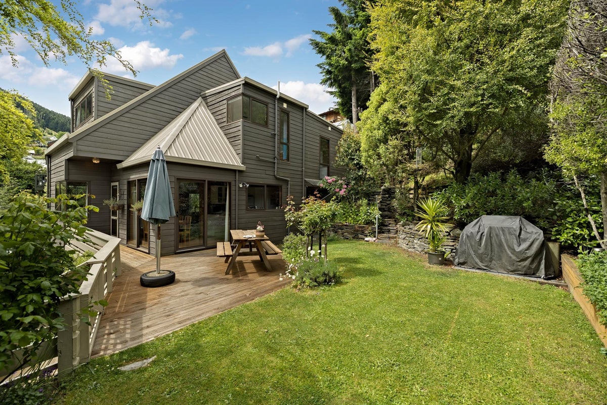 5 MacKinnon Terrace, Sunshine Bay, Queenstown - Carousel 2