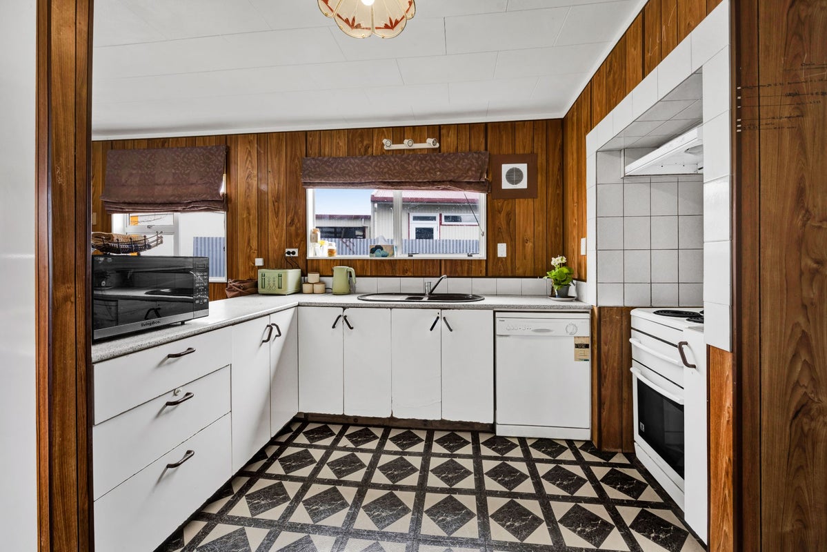 1 County Drive, Hawera - Carousel 2