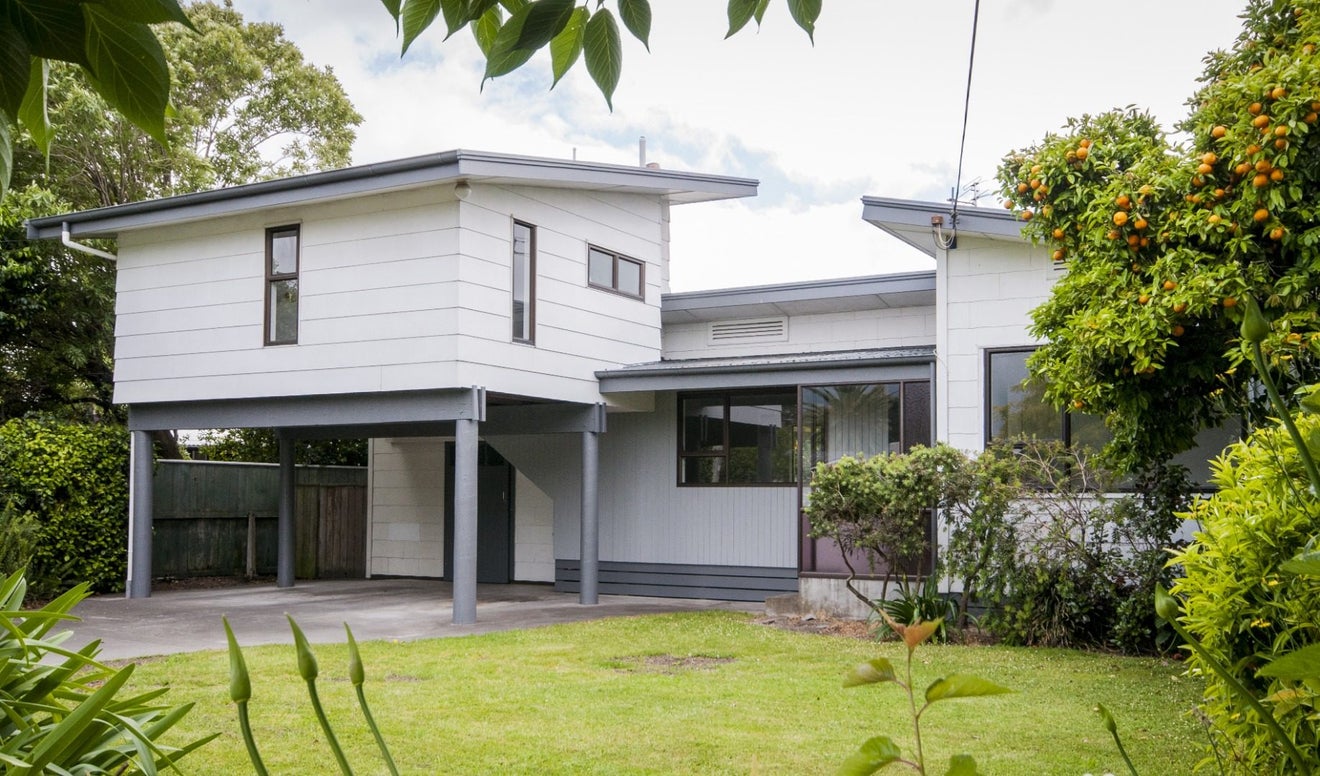 204 Tudor Avenue, Mayfair, Hastings - Carousel 1