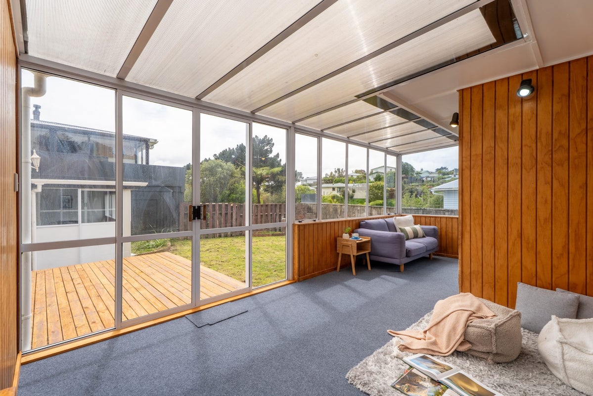 31 Beazley Avenue, Paparangi, Wellington - Carousel 1