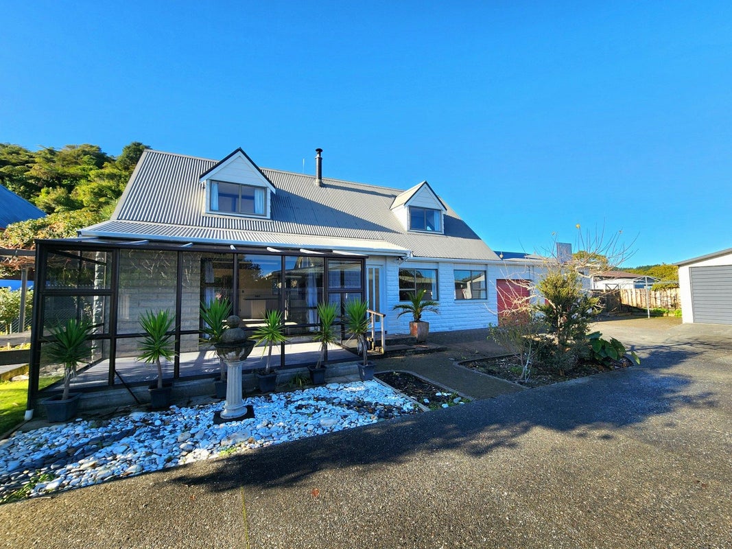 22 Loris Place, Karoro, Greymouth - Carousel 1