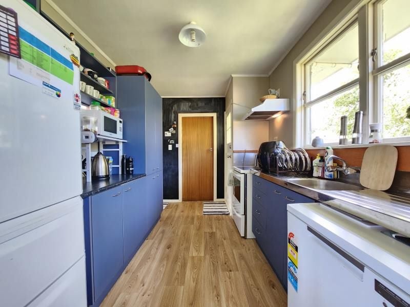 18 Catherine Crescent, Paparangi, Wellington - Carousel 2