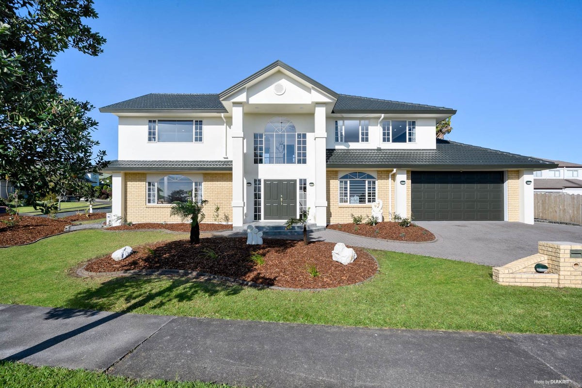 8 Santa Ana Drive, Shamrock Park, Auckland - Carousel 1
