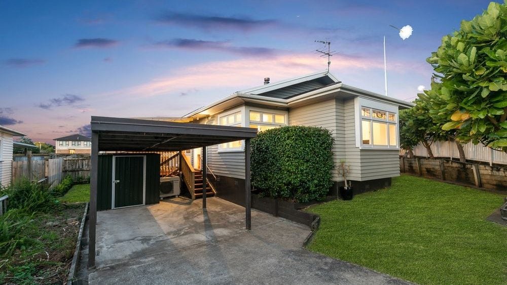2/16 Wallace Road, Mangere Bridge, Auckland - Carousel 1