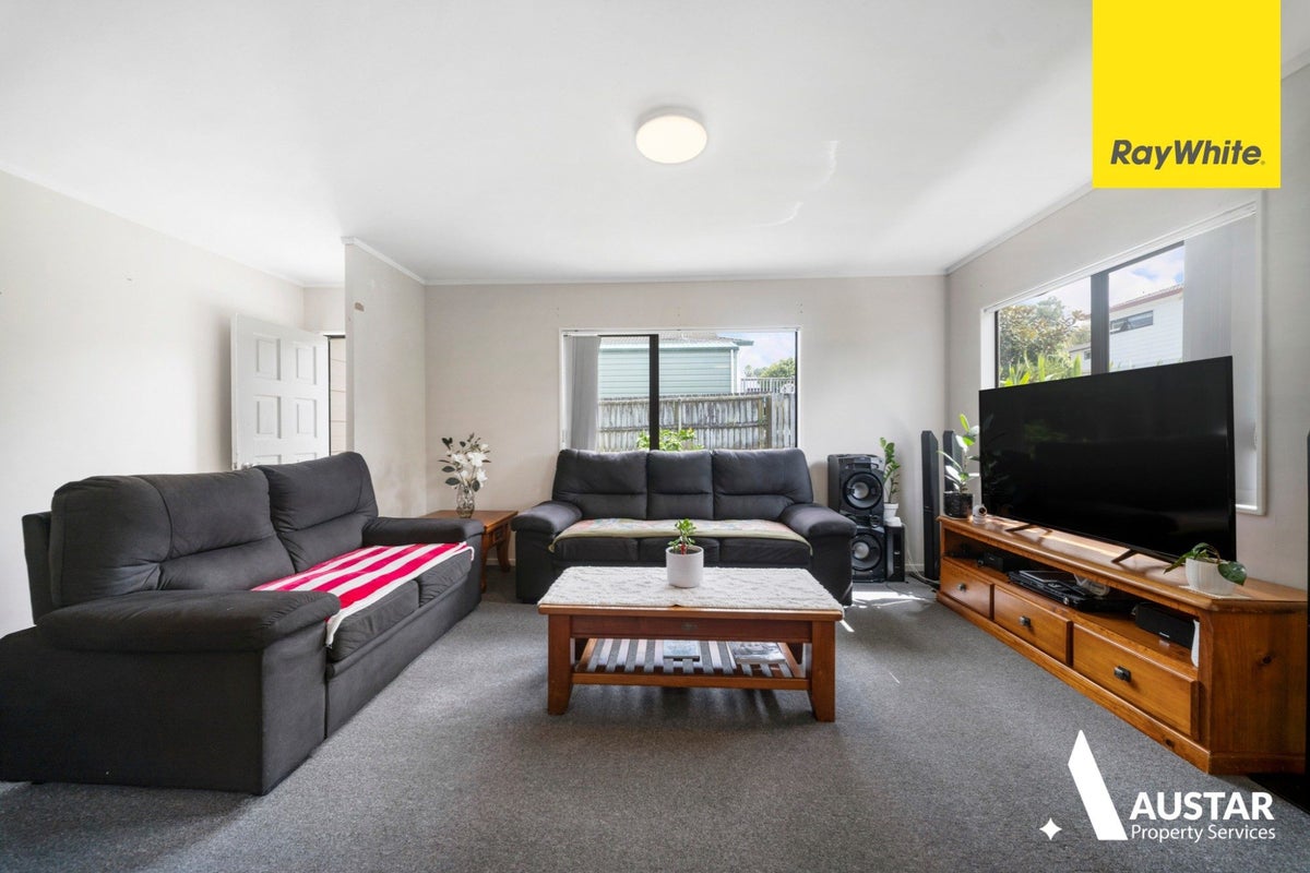 28 Faram Place, Massey, Auckland - Carousel 1
