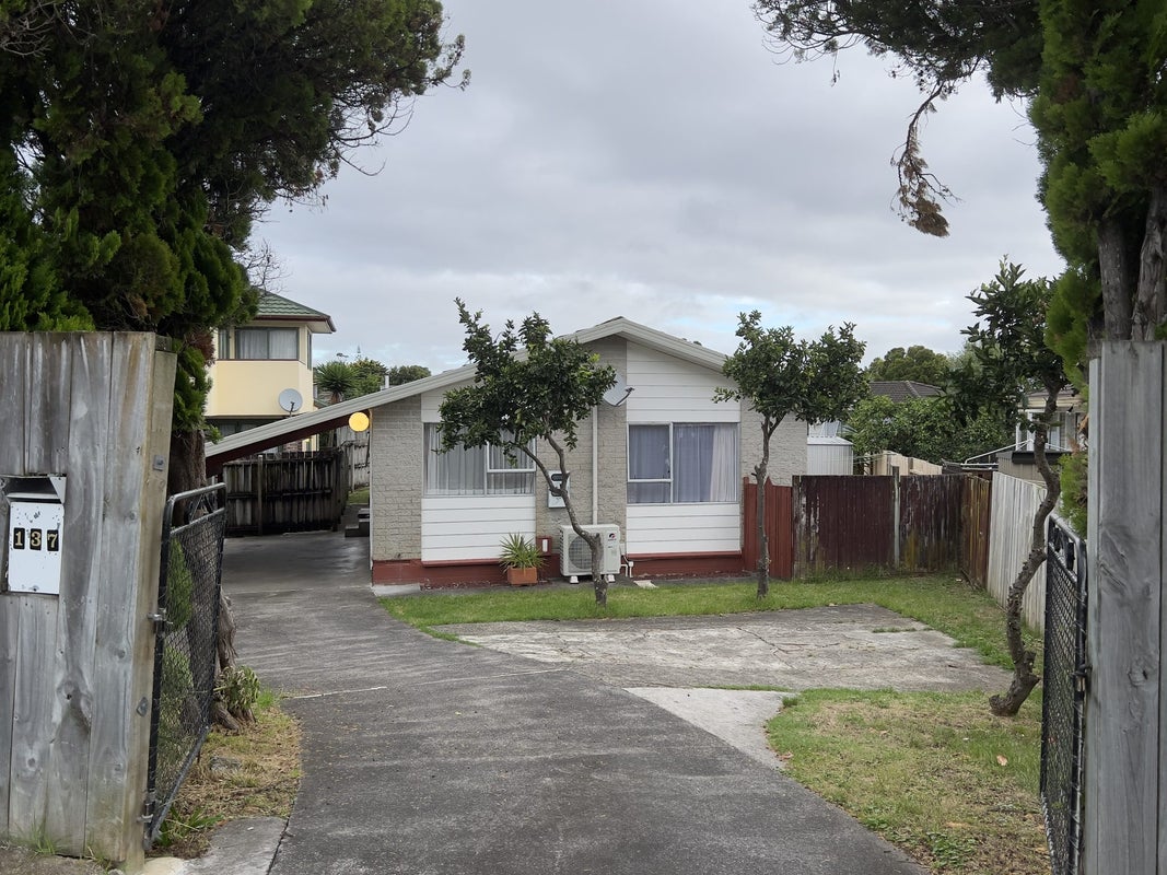 137 Gills Road, Half Moon Bay, Auckland - Carousel 1