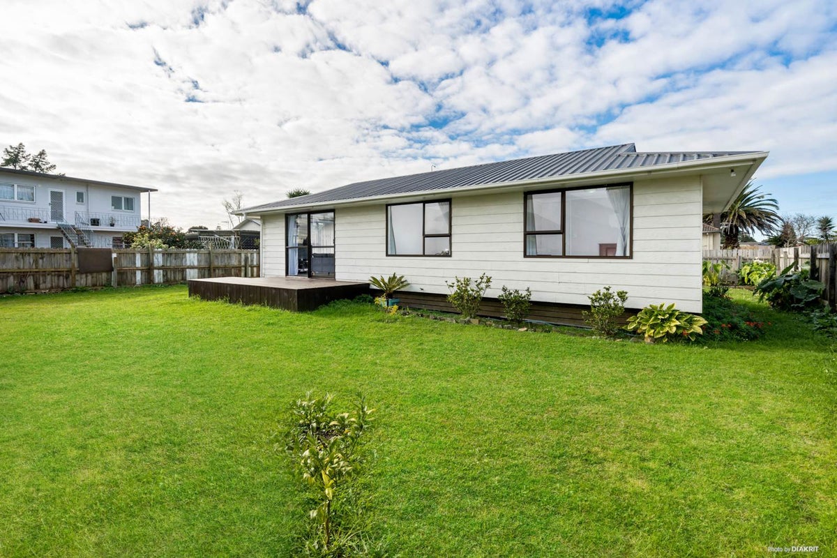 2/295 Massey Road, Mangere East, Auckland - Carousel 1