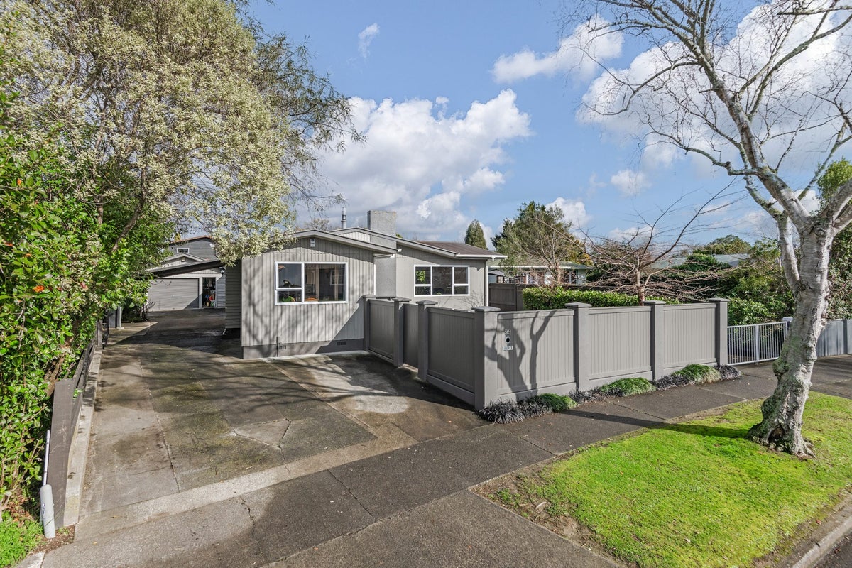 99 Ruamahanga Crescent, Terrace End, Palmerston North - Carousel 1