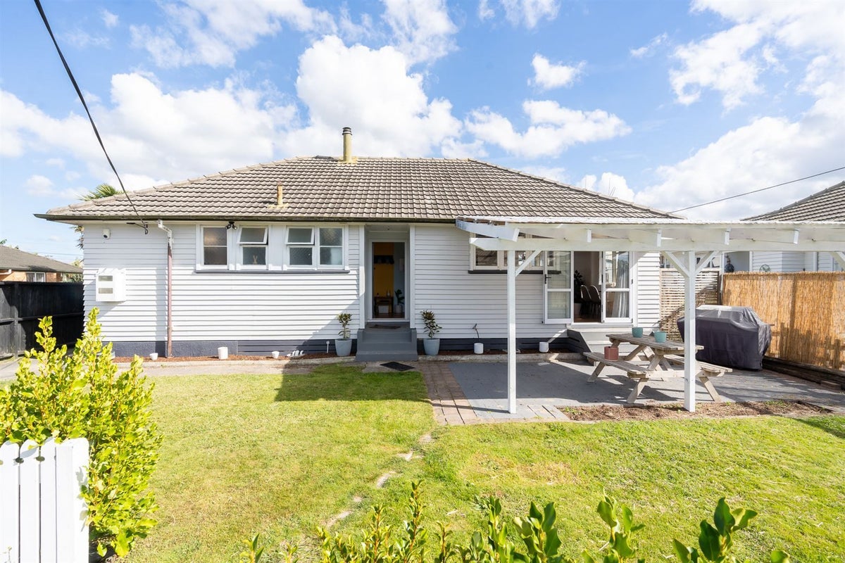 11 Willis Street, Bader, Hamilton - Carousel 16