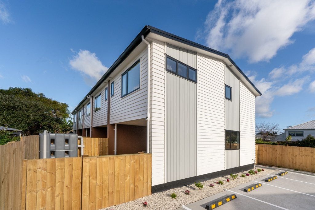 5/3 Royal View Road, Te Atatu South, Auckland - Carousel 2