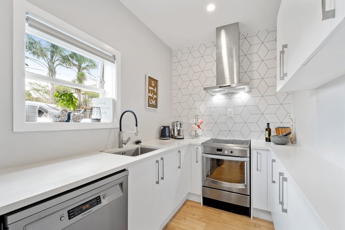 2/18 Parr Terrace, Castor Bay, Auckland - Carousel 2
