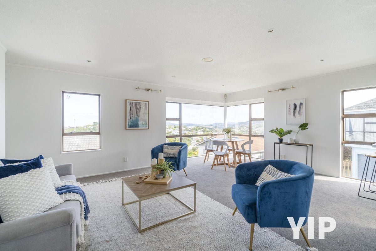 13B Glenwood Grove, Woodridge, Wellington - Carousel 1