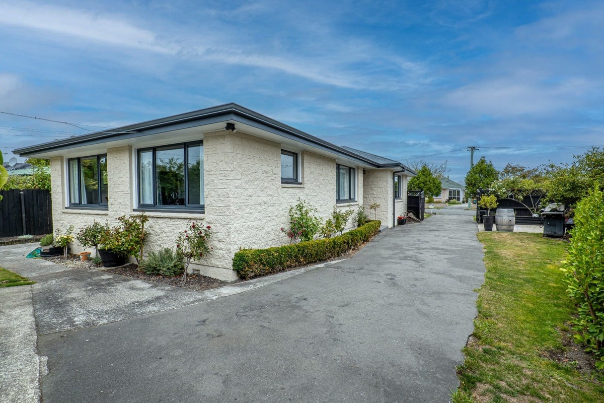 14 Vardon Crescent, Shirley, Christchurch - Carousel 1