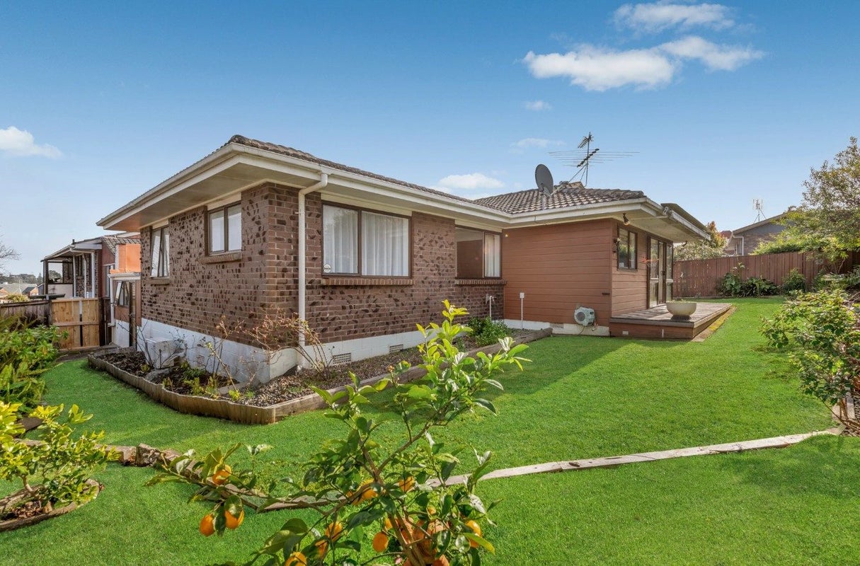 2/126 Botany Road, Botany Downs, Auckland - Carousel 2
