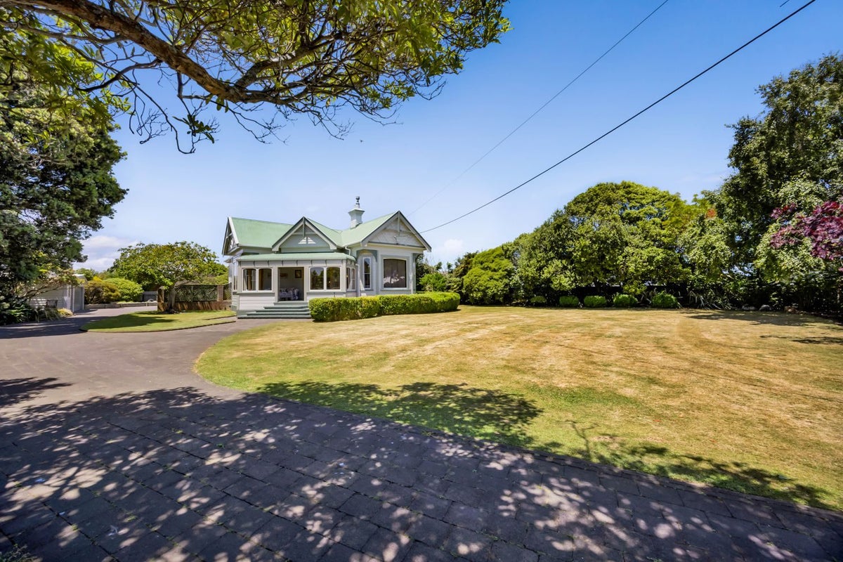 30 Disraeli Street, Hawera - Carousel 50