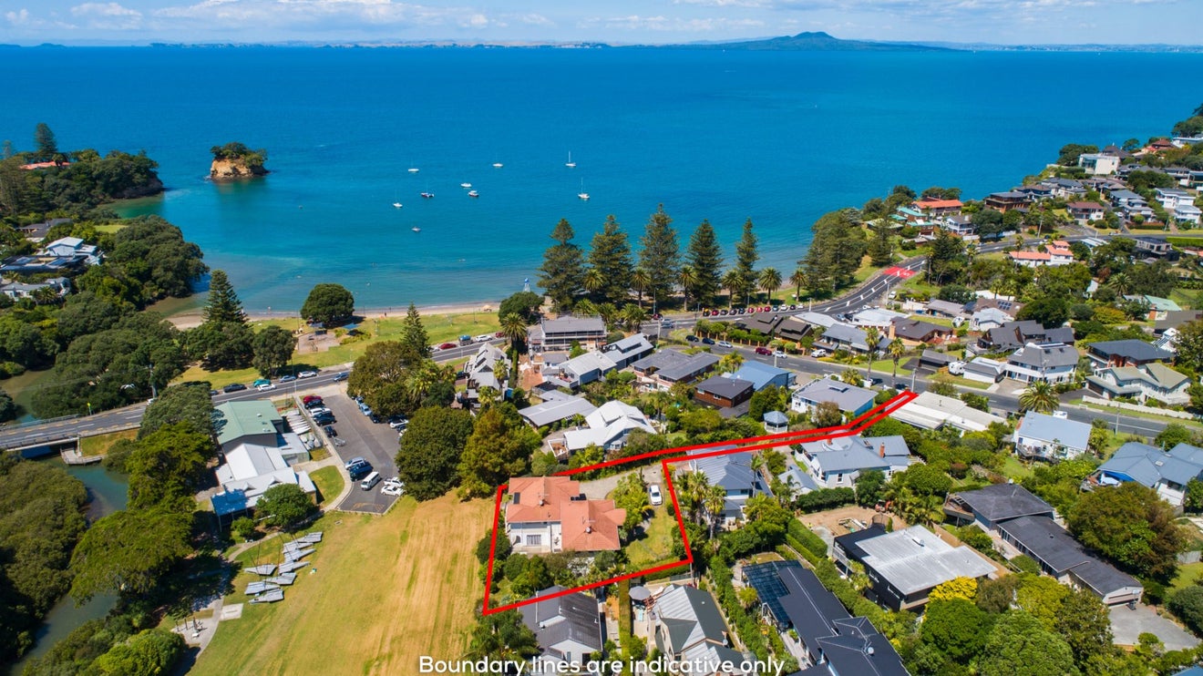 13 Ellangowan Road, Waiake, Auckland - Carousel 1