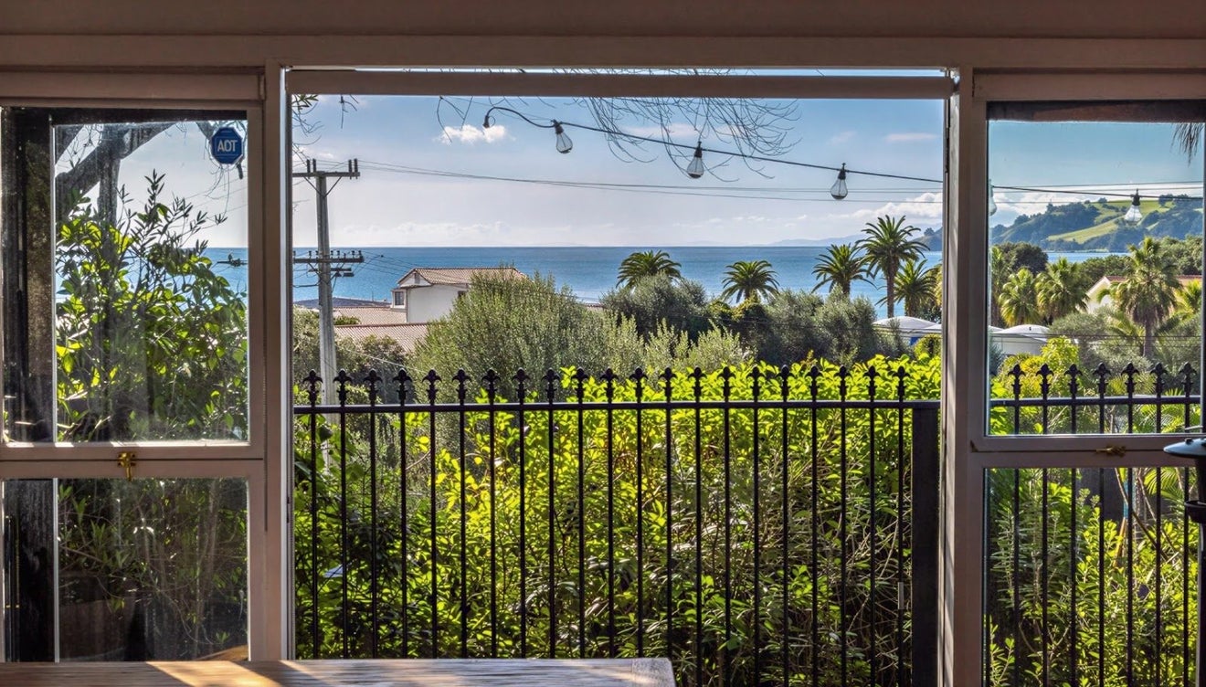 8 Fourth Avenue, Onetangi, Waiheke Island - Carousel 2
