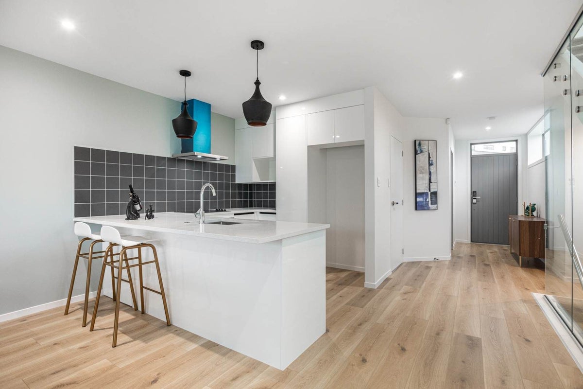 6/10 Vinifera Place, Fairview Heights, Auckland - Carousel 2