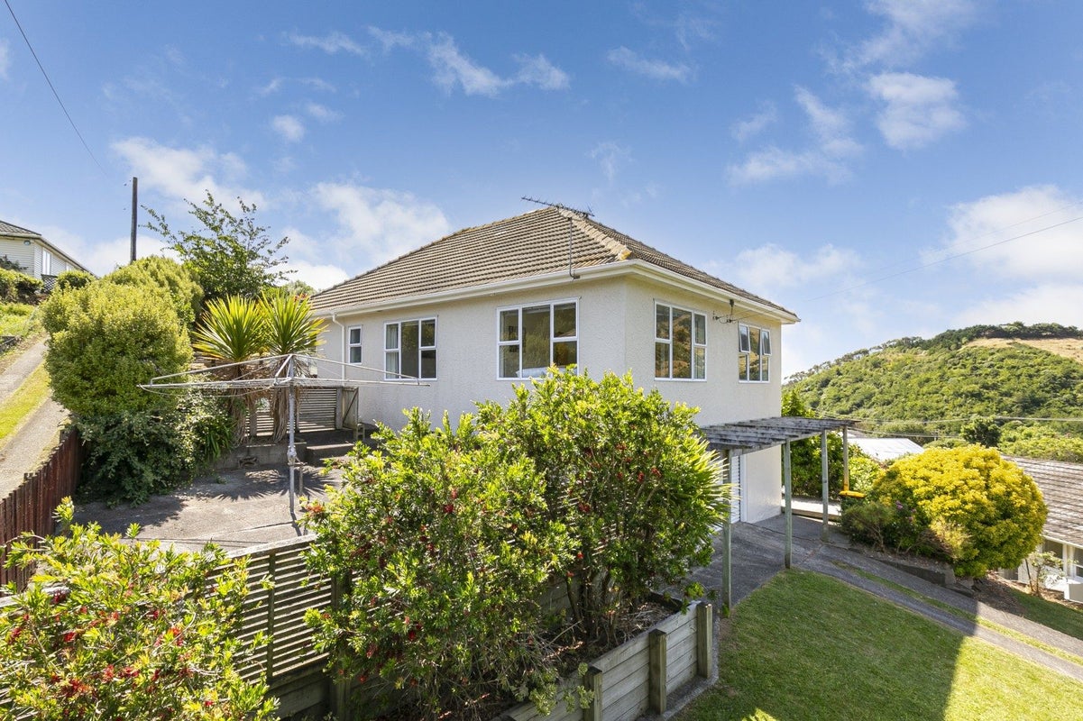 44 Raroa Terrace, Tawa, Wellington - Carousel 1