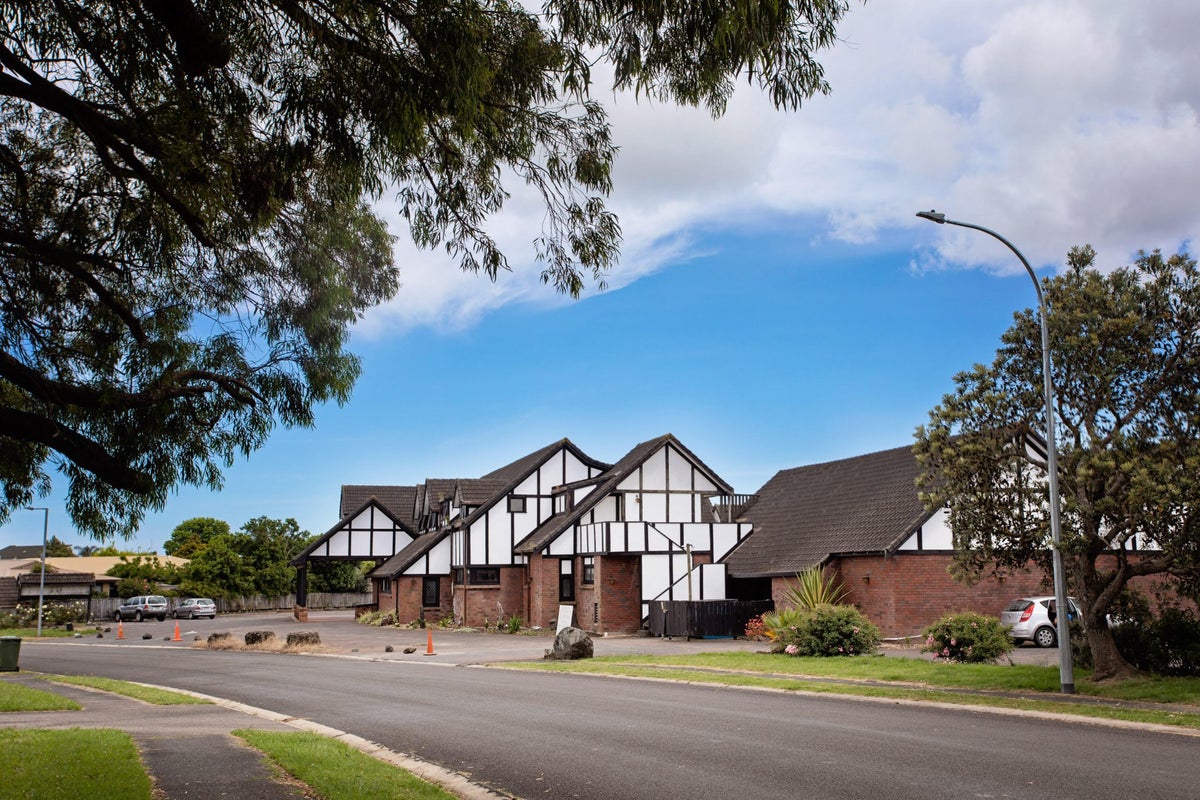 33 North Road, Papakura - Carousel 1