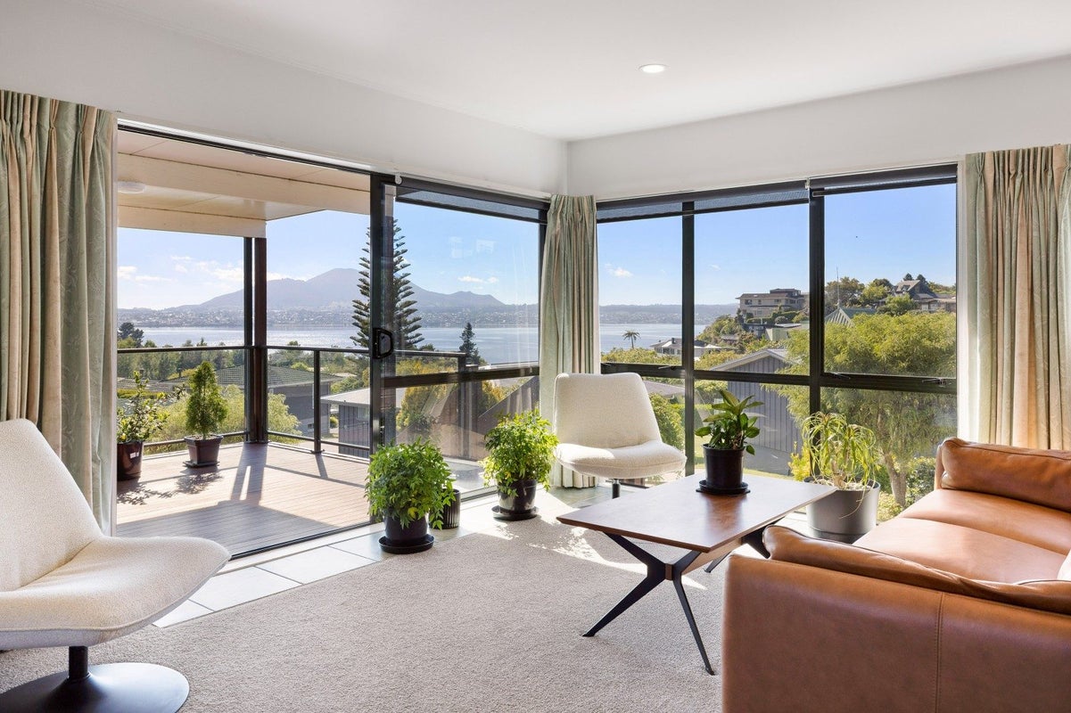 1 Scenic Heights, Acacia Bay, Taupo - Carousel 2
