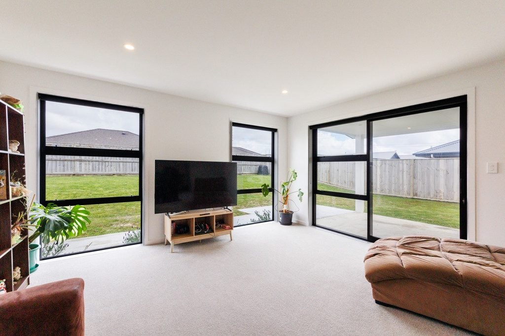 3 Sardinia Grove, Fitzherbert, Palmerston North - Carousel 2