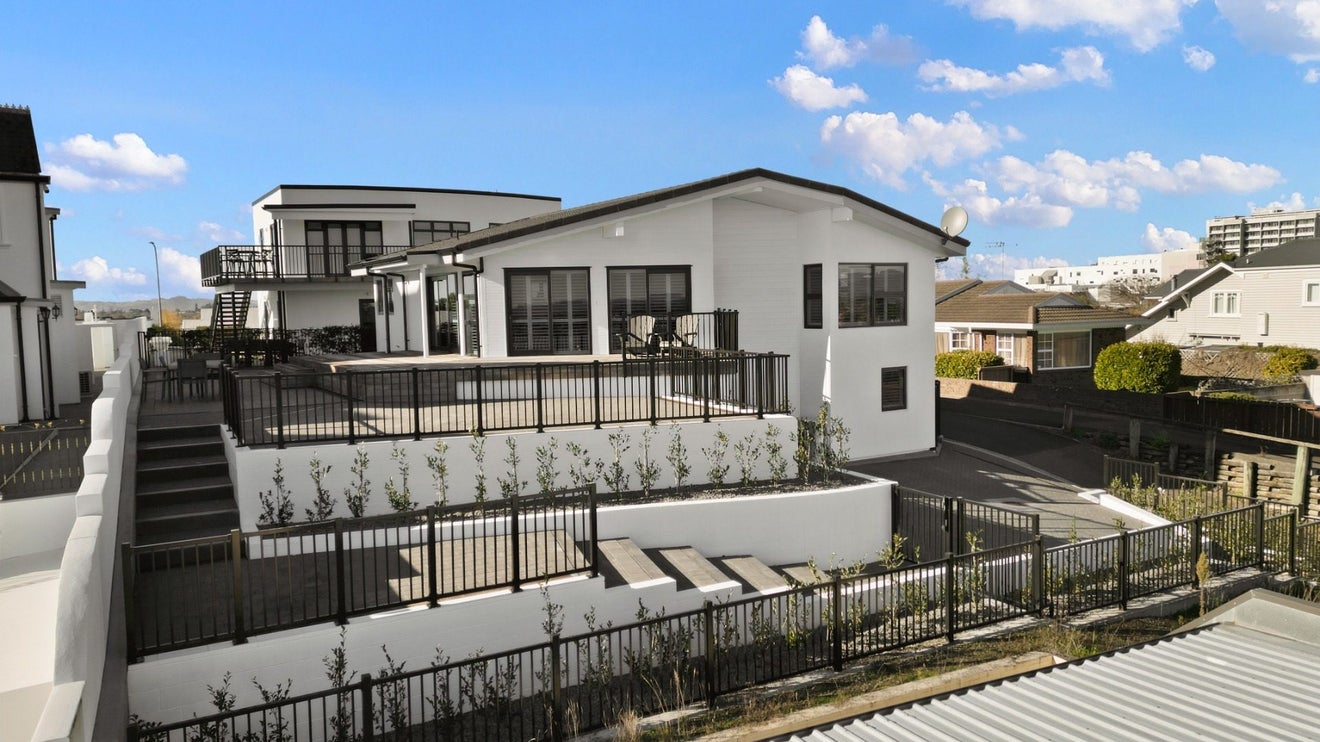 112 Pembroke Street, Hamilton Lake, Hamilton - Carousel 1
