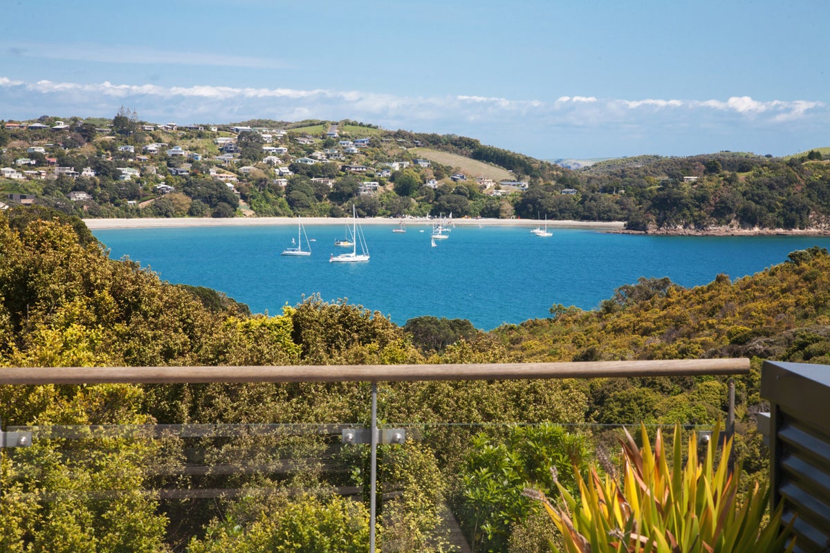 25 Queens Drive, Oneroa, Waiheke Island - Carousel 2