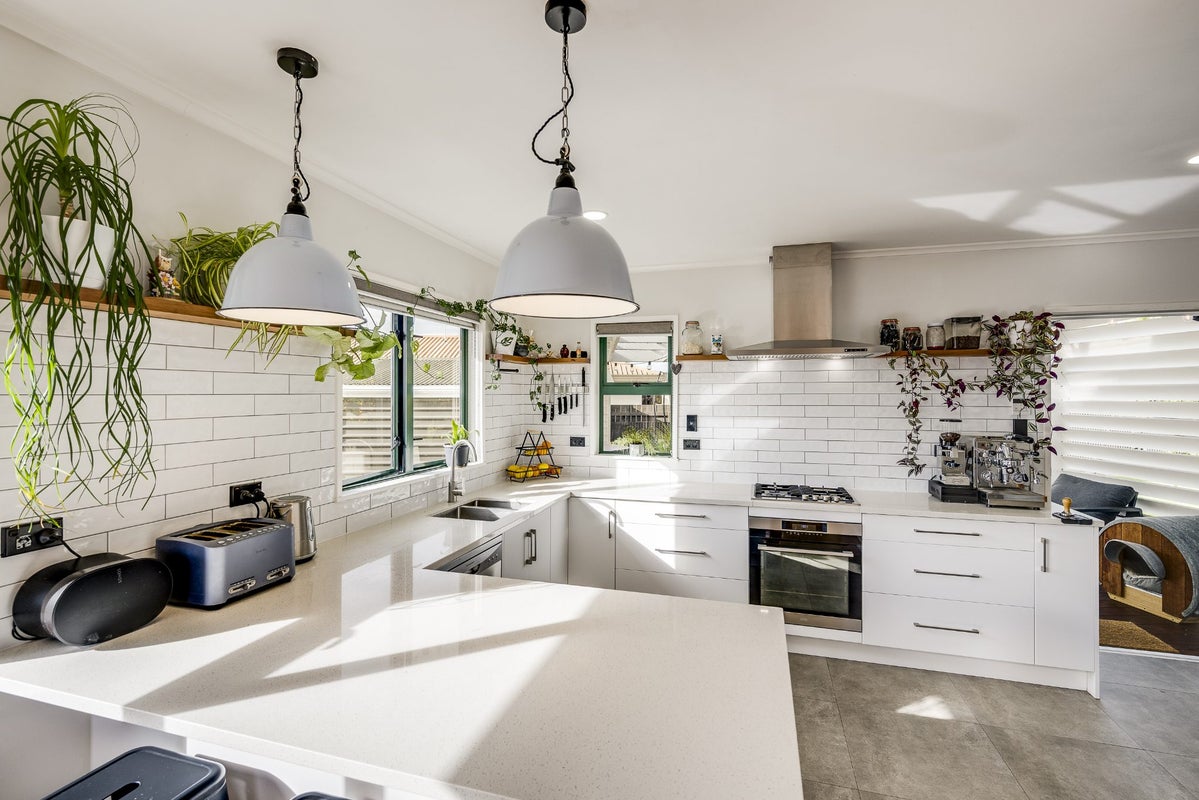 16 Surrey Street, Taradale, Napier - Carousel 1