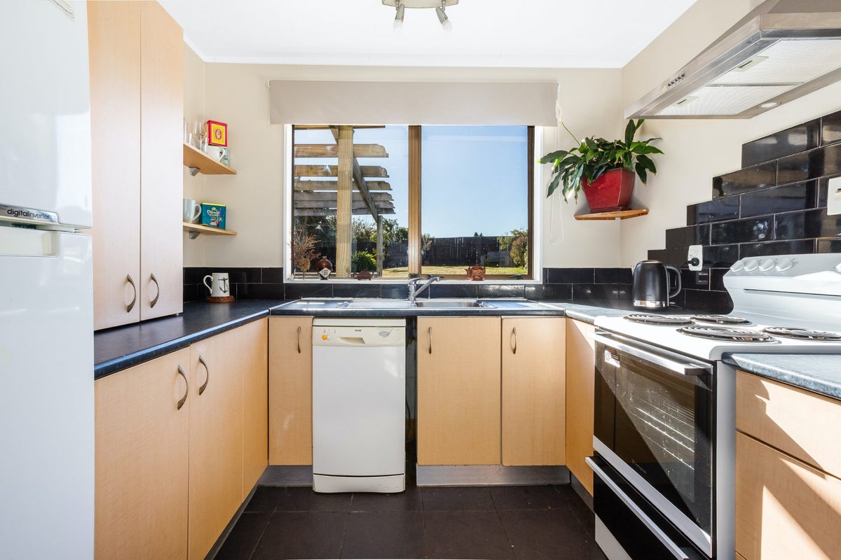 4 Gaff Place, Whitby, Porirua - Carousel 34