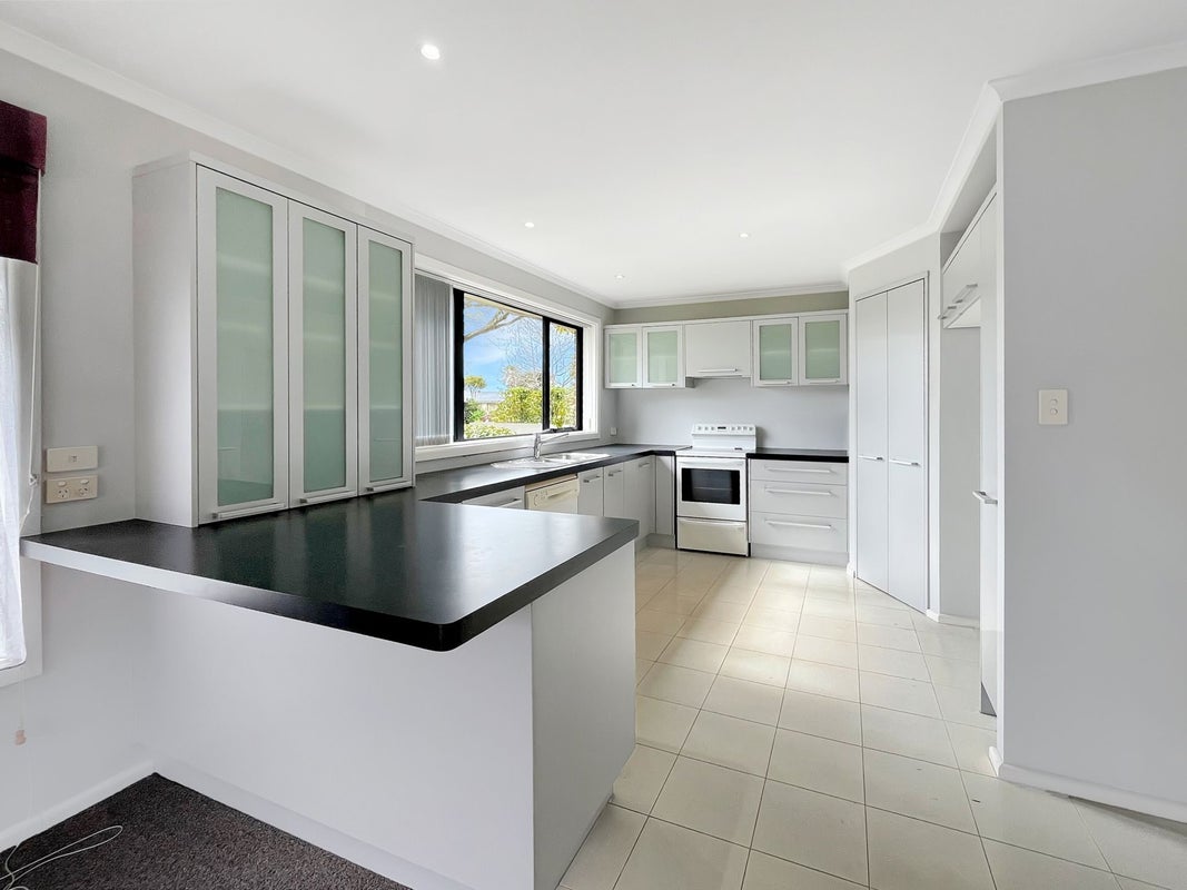17 Burnside Crescent, Burnside, Christchurch - Carousel 2