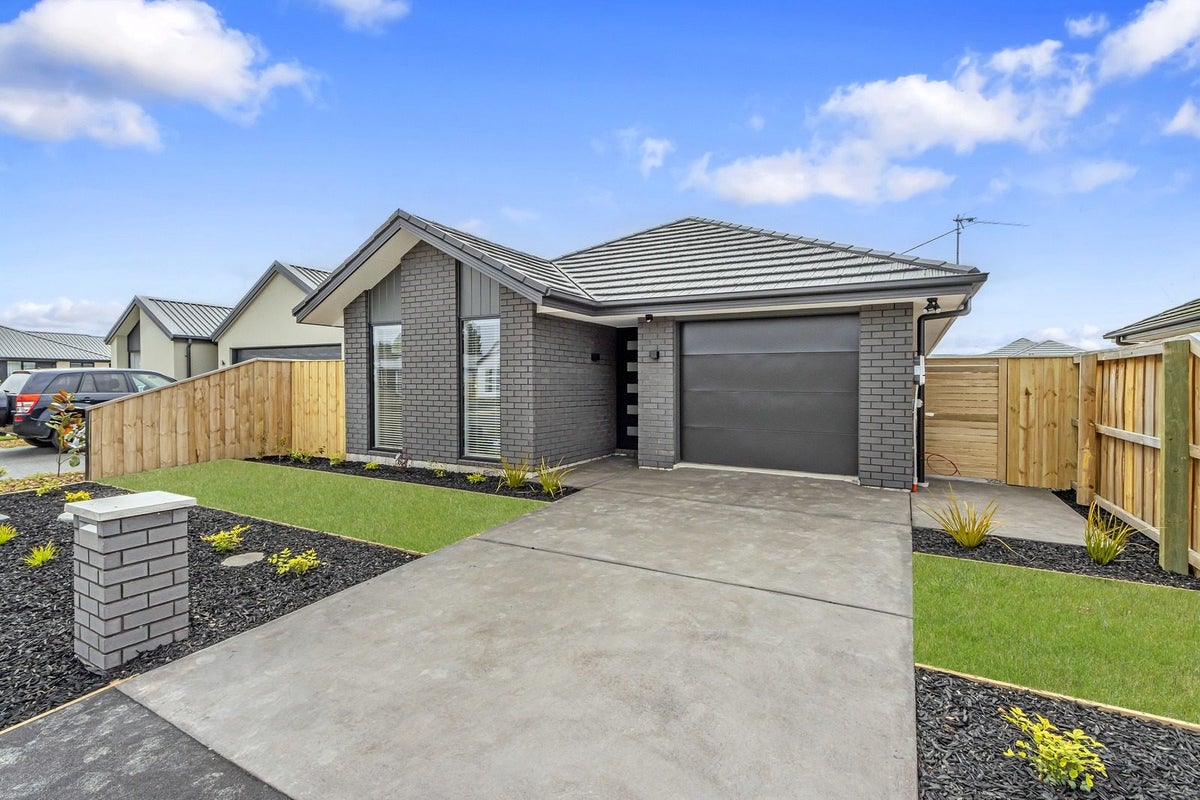 15 Oakmill Drive, Casebrook, Christchurch - Carousel 1