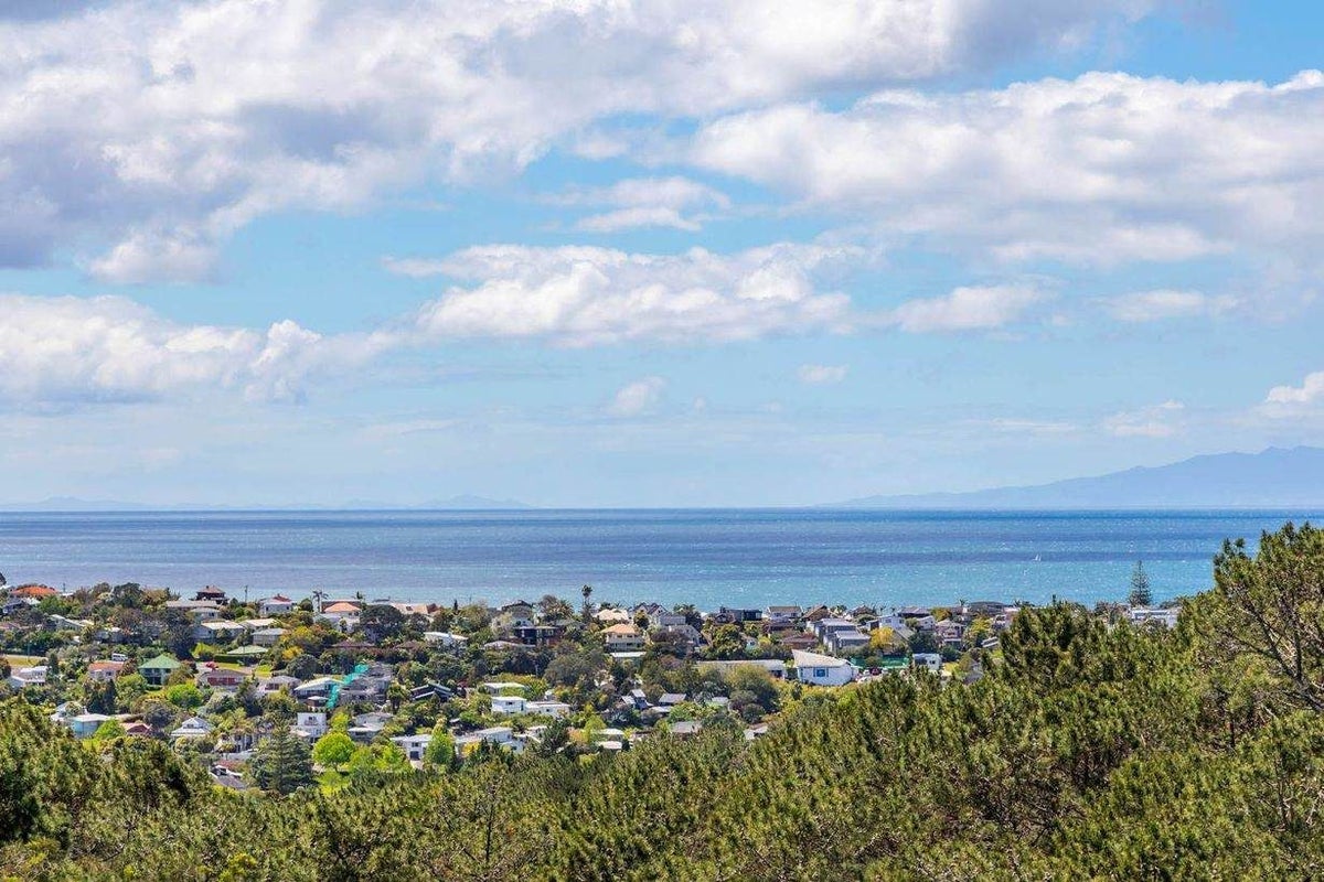 3 Dalmeny Close, Murrays Bay, Auckland - Carousel 2
