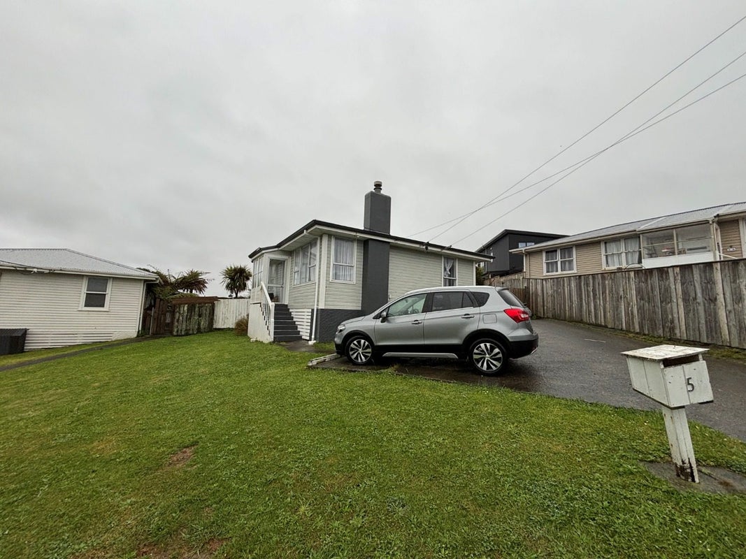 5 Te Puke Street, Titahi Bay, Porirua - Carousel 1