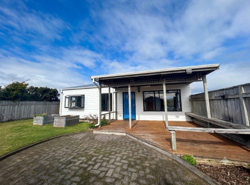 17 Ballantrae Place, Highlands Park, New Plymouth - Carousel 1