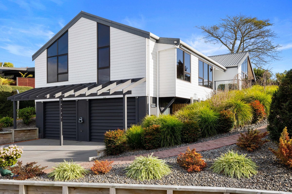 11 Caledonia Place, Highlands Park, New Plymouth - Carousel 1