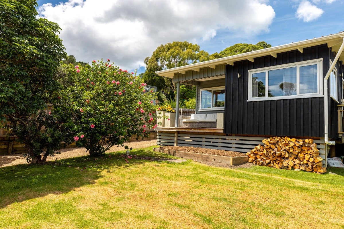 8 Waiata Road, Onetangi, Waiheke Island - Carousel 1