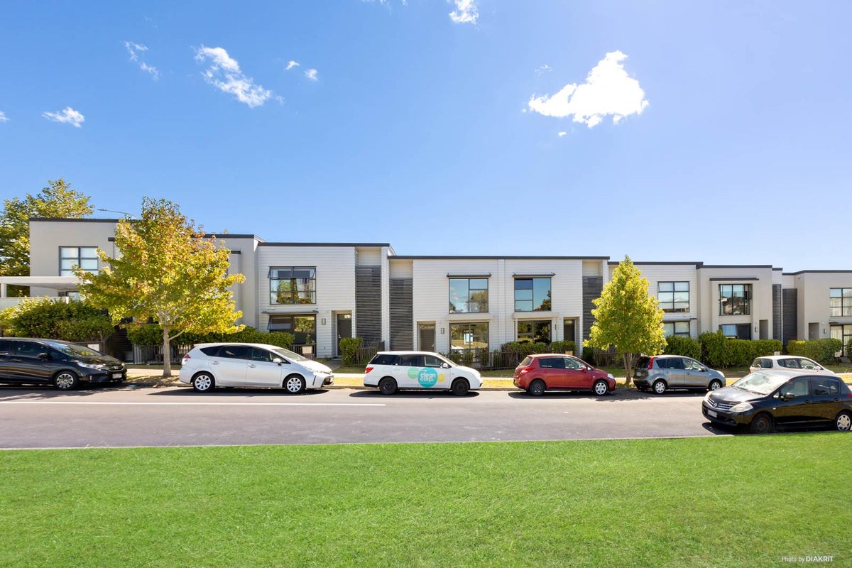8 Riviera Drive, Flat Bush, Auckland - Carousel 2