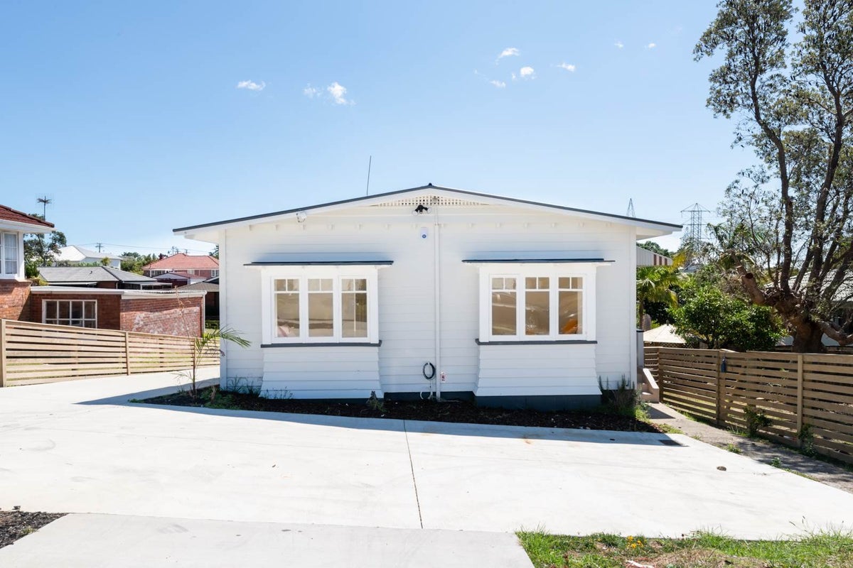 30 Koromiko Street, New Lynn, Auckland - Carousel 20