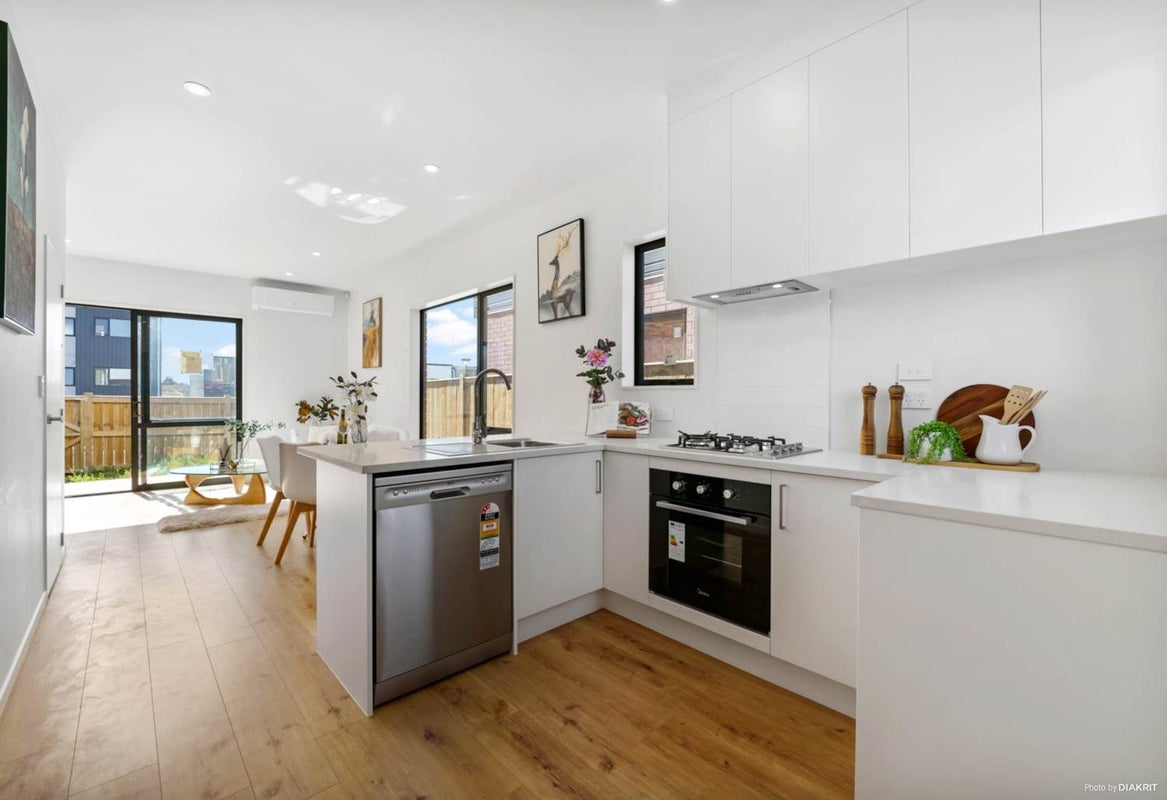 31 Hearth Street, Flat Bush, Auckland - Carousel 2
