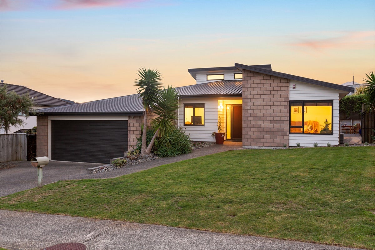 8 Tasman Close, Aotea, Porirua - Carousel 1