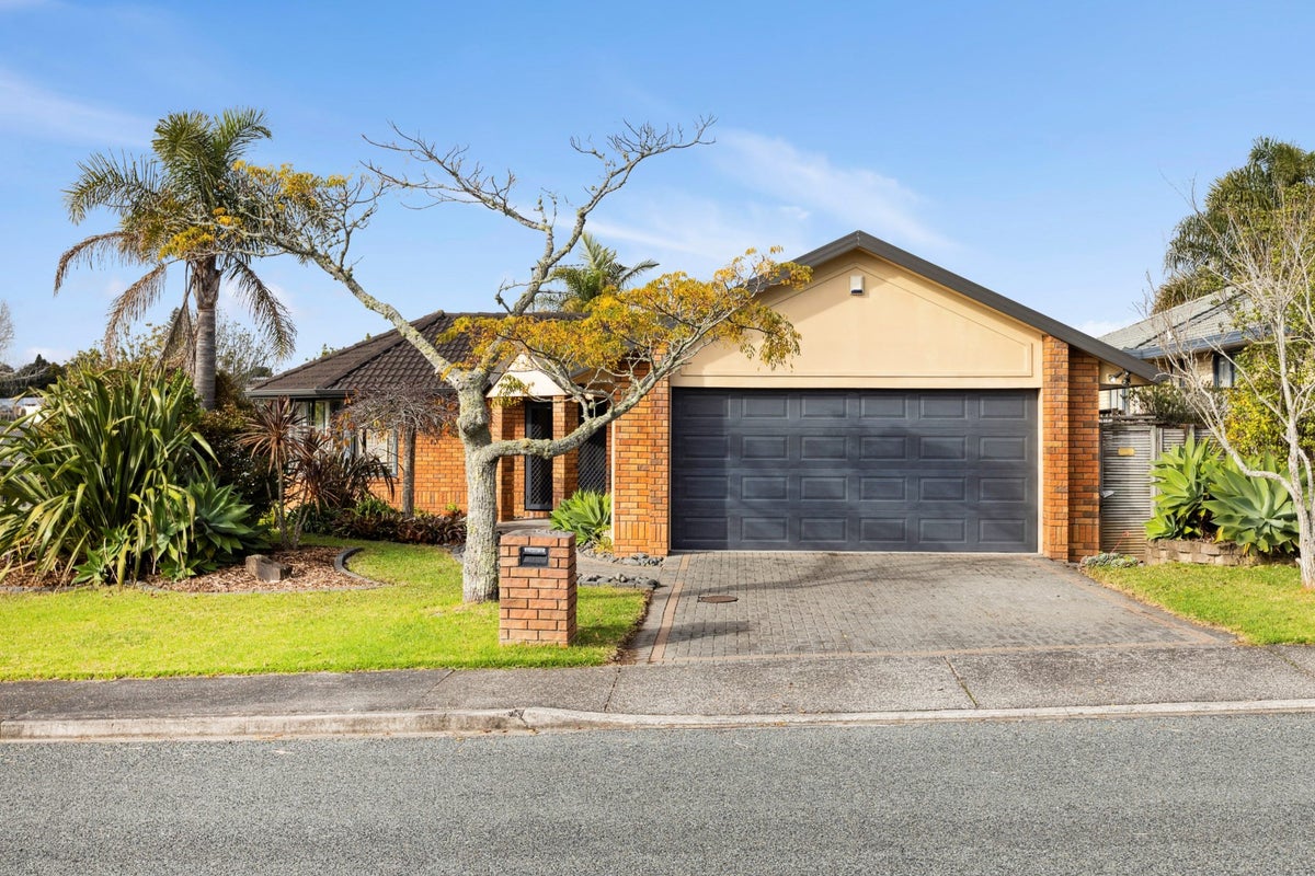 1 Berkshire Terrace, Massey, Auckland - Carousel 1