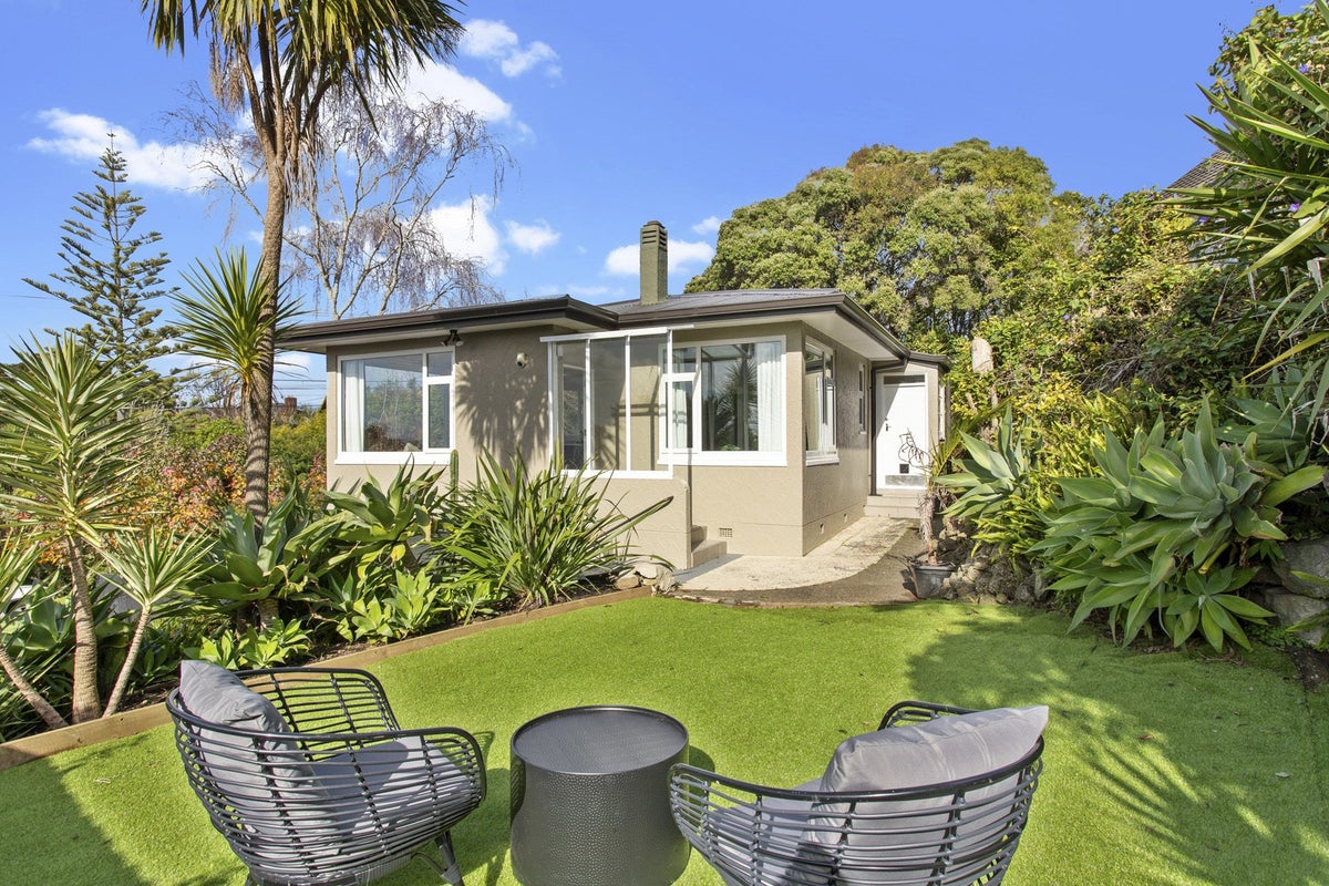 2 Fairmount Road, Titirangi, Auckland - Carousel 1