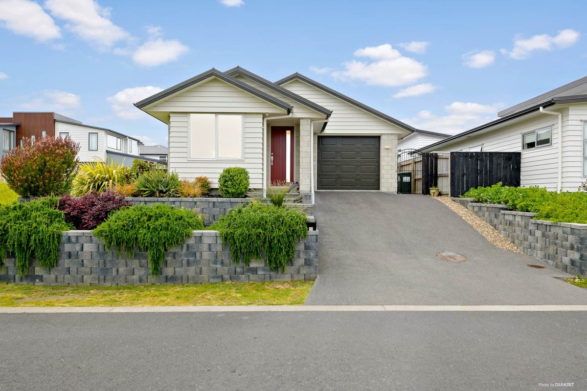 13 Valkyrie Lane, Beachlands, Auckland - Carousel 1